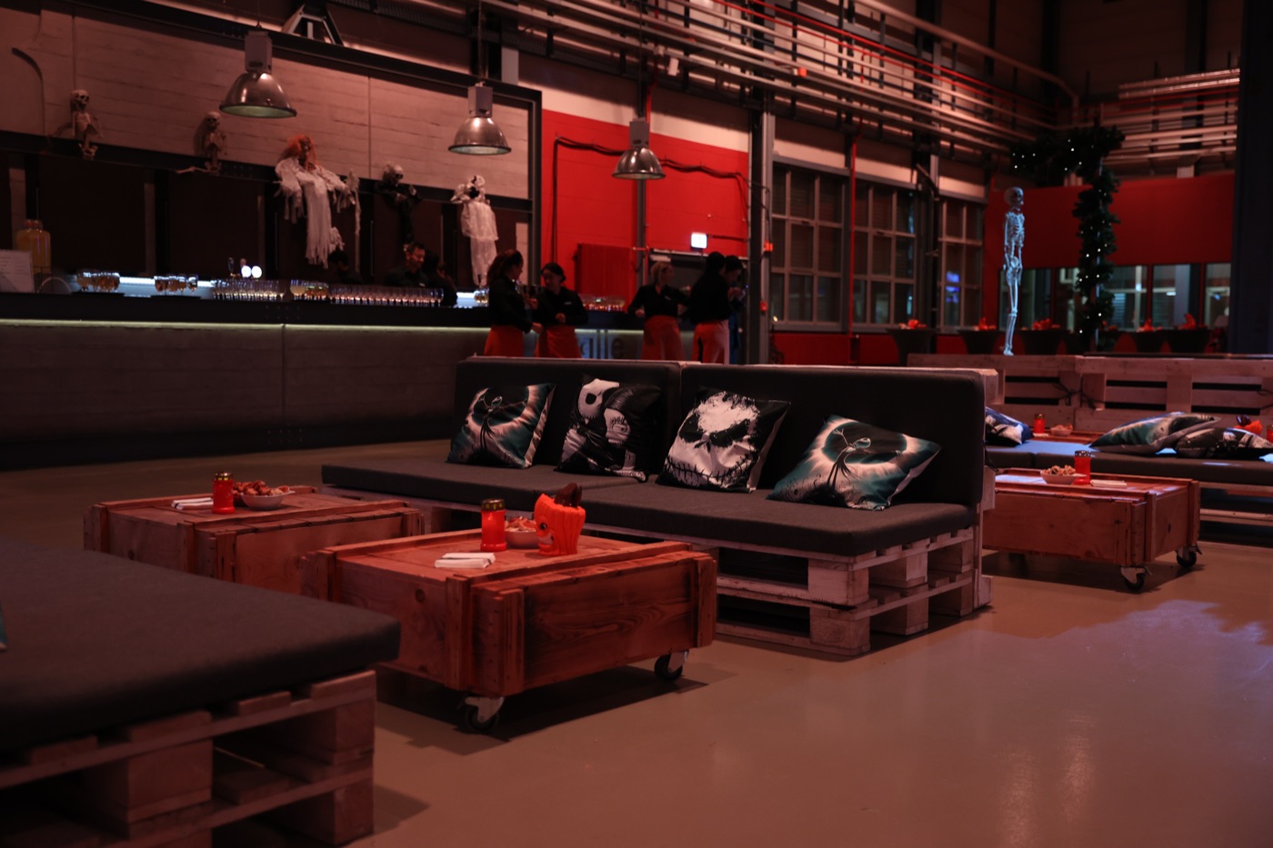 Palettenlounge mit Jack-Skellington-Kissen vor der Bar