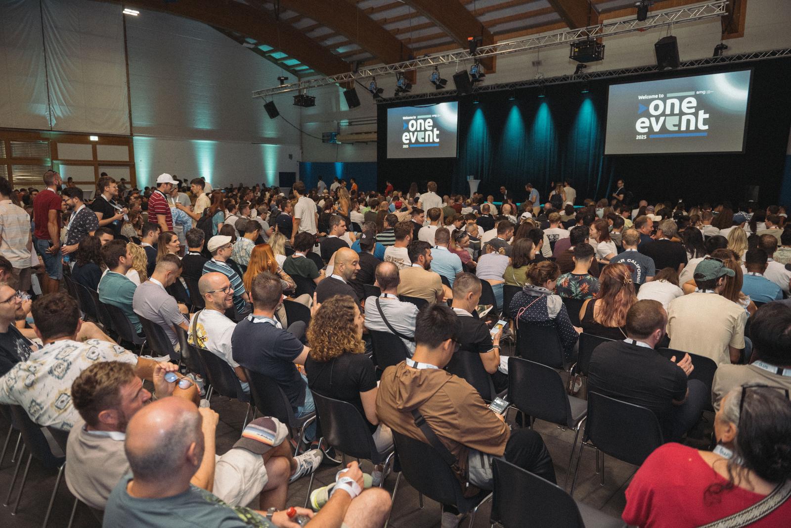 700 Personen in einer zur Konferenzlocation umgebauten Tennishalle in Engelberg